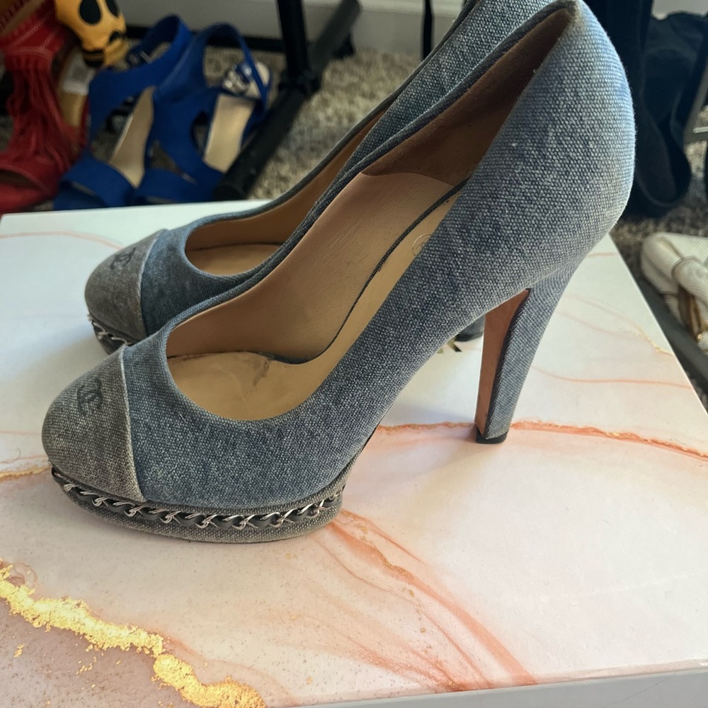 CHANEL Denim and Gray Heels - Picture 4 of 8